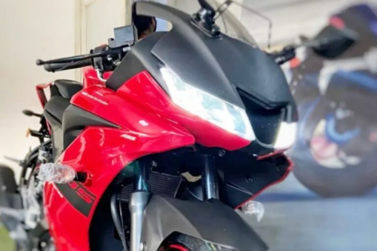 Yamaha R15 के स्पोर्ट्स लुक ने किया सबको फिदा, तगड़े इंजन के साथ अमेजिंग फीचर्स