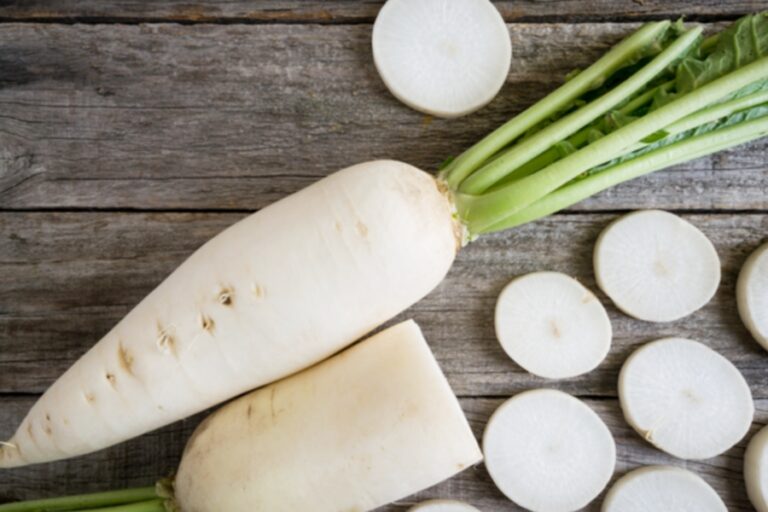 सर्दियों में मूली खाने से यह सभी दिक्कतें होंगी दूर, जानकर चौंक जाएंगे आप….