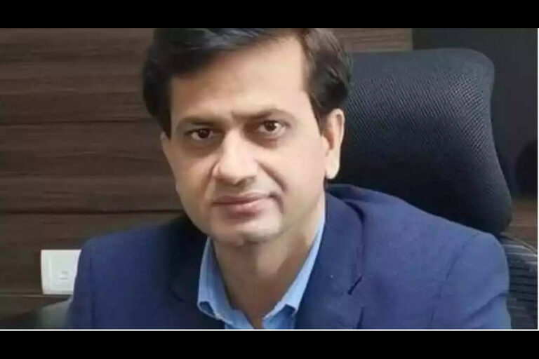 CBFC Ravindra Bhatkar Resign : कौन है रवींद्र भाटकर जो फिल्मों को सर्टिफिकेट देने के लिए लेते थे इतने रूपए