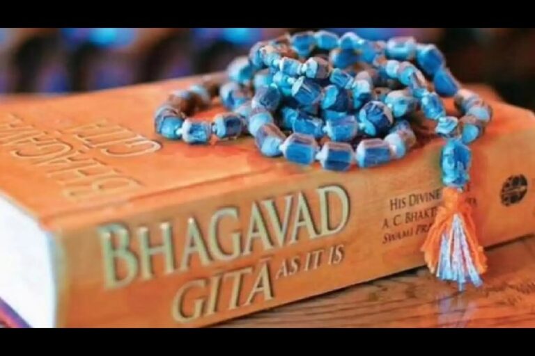 Bhagwat Geeta Vastu : घर में रखते हैं भगवत गीता ग्रंथ, तो जरूर करें ये काम
