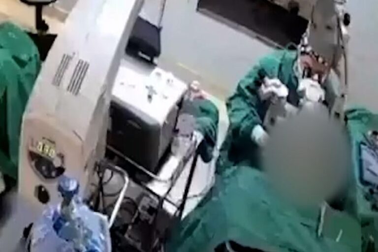 Viral Video: सर्जरी के दौरान 82 वर्षीय मरीज को डॉक्टर ने मारा घूंसा, वीडियो वायरल होने के बाद हुआ खुलासा