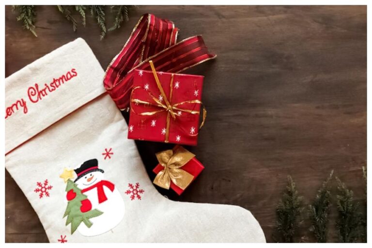 Christmas 2023: क्रिसमस पर क्यों घरों में लटकाई जाती हैं मोजे? मोमबत्ती, घंटियों का क्या है महत्व, जानें इन बातों का सच