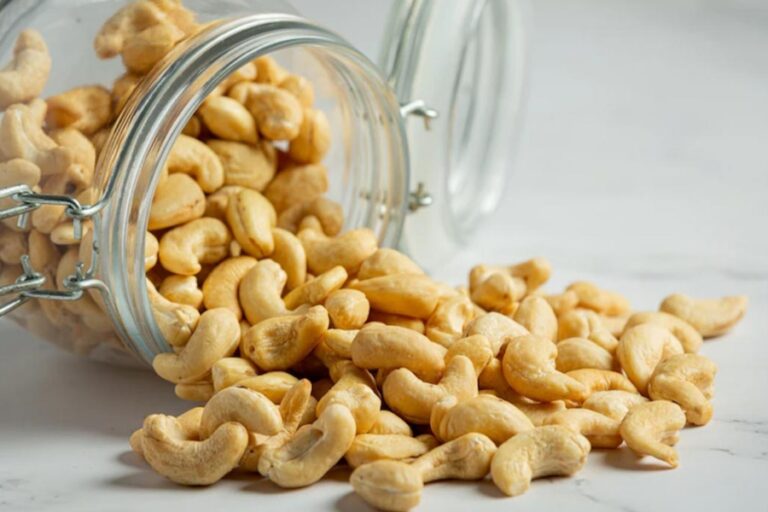 Dry Fruit Benefits: रोज़ाना काजू खाने से मिलेंगे यह जबरदस्त फायदे, स्किन से लेकर सेहत रहेगी फिट