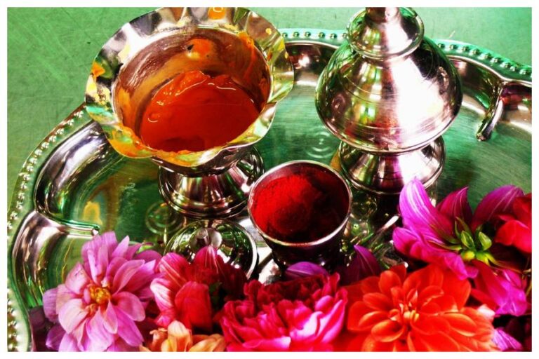 Dried Puja Flowers : पूजा में चढ़ाए हुए फूल फेंकें नहीं, इस तरह करें इनका इस्तेमाल, नहीं होगा अफसोस