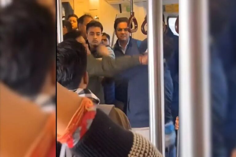 VIDEO: दिल्ली मेट्रो बना जंग का मैदान! जमकर चले लात-घूसे, मारपीट का वीडियो वायरल