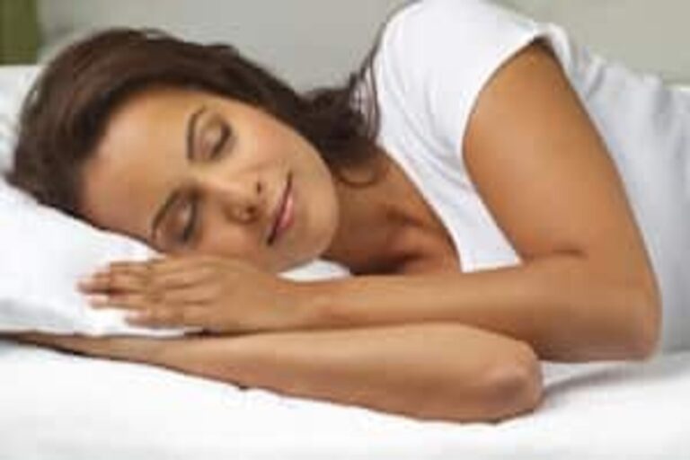 Sleeping Vastu: दक्षिण दिशा की ओर सिर कर के क्यों सोना चाहिए? वास्तु और विज्ञान से जुड़ी है बात