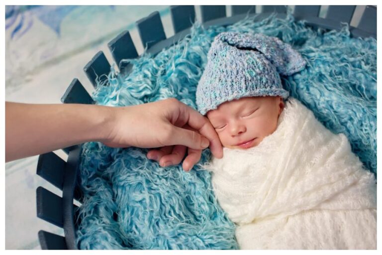 Small Child Care In Winter: सर्दियों में छोटे बच्चों को चाहिए ज्यादा Attention, ध्यान रखने के टिप्स जानें यहां