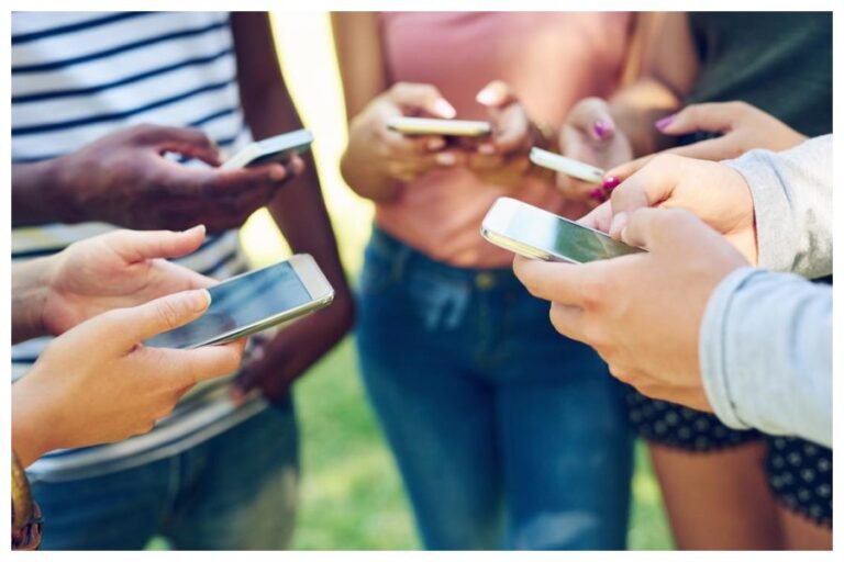 Smartphone Addiction: स्मार्टफोन या मुसीबत! कहीं आपको भी तो नहीं हो गया ‘नोमोफोबिया’, इस बीमारी से बचें