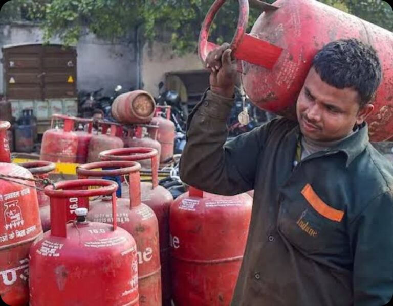 महीना के पहले दिन आम जनता को लगा तगड़ा झटका, LPG gas cylinder की कीमत में हुई भारी उछाल, जाने ताजा रेट