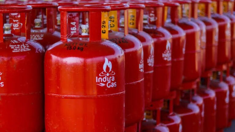 नए साल के पहले सामने आई बड़ी खुशखबरी,LPG gas cylinder के रेट में हुई बड़ी गिरावट,देखिए ताजा रेट