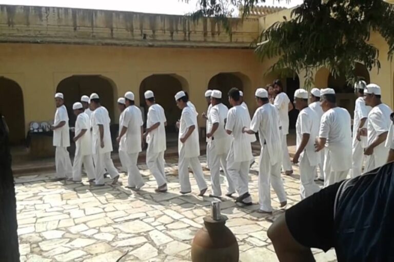 Criminal Earns In Jail: कैदी को भी मिलती है सैलरी, प्रति महीना आपसे ज्यादा कमाते हैं जेल में बंद अपराधी
