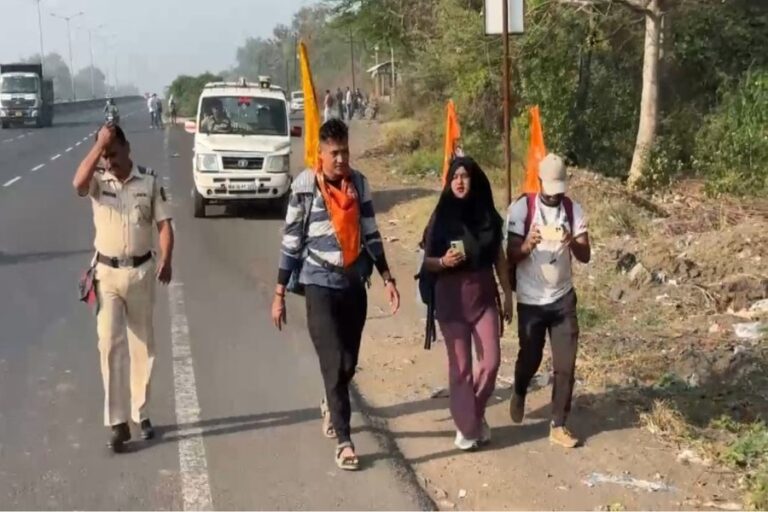 Ram Bhakt Shabnam: हाथ में हनुमान ध्वज दिल में रामलला, मुंबई से पैदल निकली शबनम