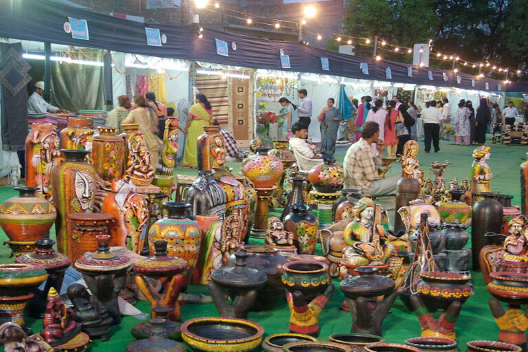 Kataki Mela 2023-2024: लखनऊ में यहां लगता है चीनी मिट्टी के बर्तनों के लिए फेमस पुराना मेला