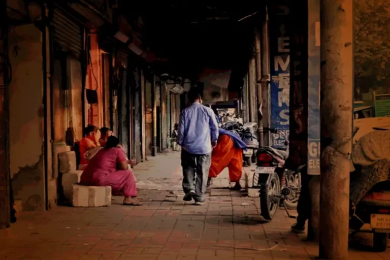 Infamous G.B. Road Delhi : दिल्ली की इस मायावी रोड पर शाम होते ही लोग ढक लेते हैं चेहरे