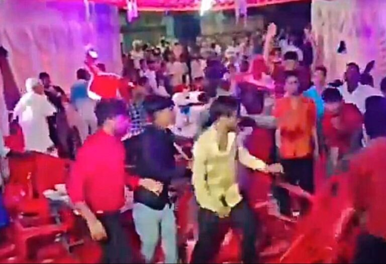 VIDEO: भारतीय शादी में पनीर नहीं? नाराज मेहमानों ने एक-दूसरे पर फेंकीं कुर्सियां, जमकर चले लात घूसे