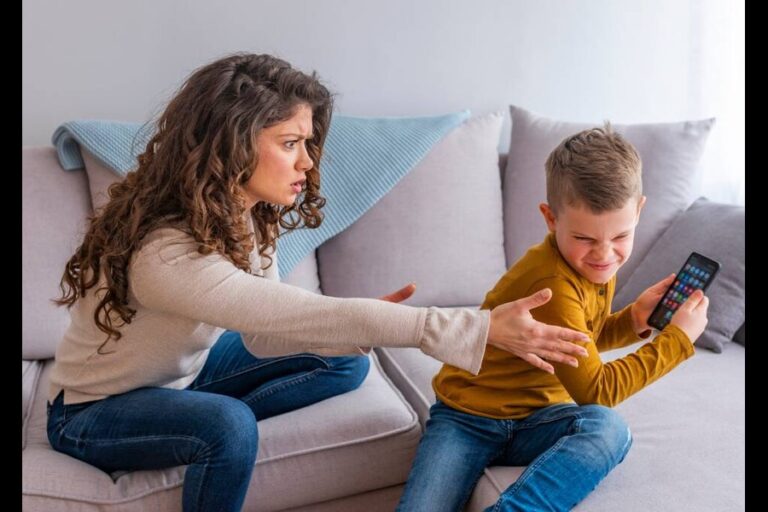 Child Mobile Addiction : इसे करने से छूट जाएगी बच्चों की मोबाइल फोन चलाने की आदत
