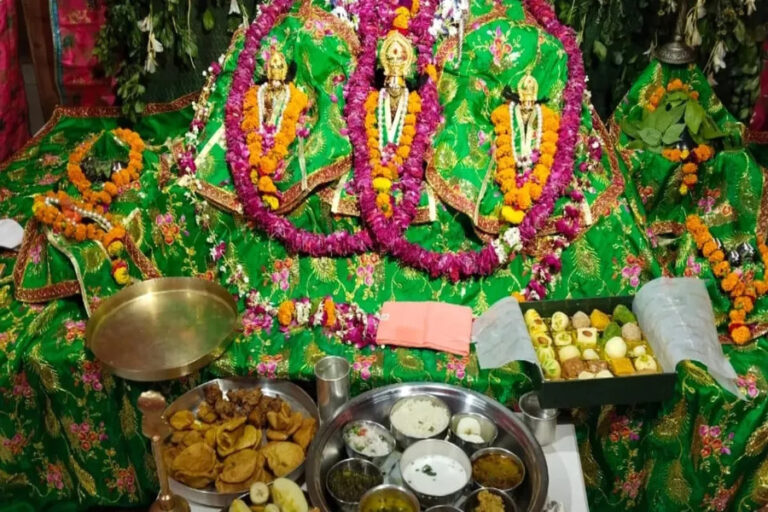 Dharm Gyan: भगवान को भोग लगाने के बाद वहीं ना छोड़े भोग, नाराज होती हैं देवी लक्ष्मी