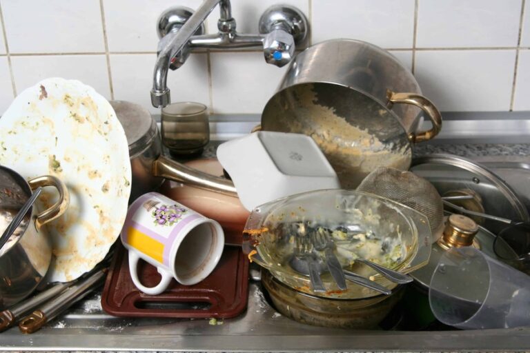 Kitchen Vastu: रसोई में ना रखें रात भर झूठे बर्तन, चला जायेगा घर से पैसा