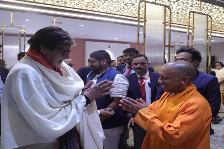 राम मंदिर में अमिताभ बच्चन ने हाथ जोड़कर किया यूपी के सीएम योगी आदित्यनाथ का अभिवादन, तस्वीरें हुईं वायरल