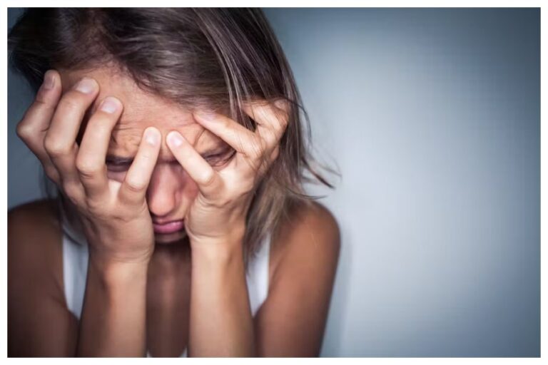 Anxiety Care Tips: एंग्जाइटी से जूझ रहे लोगों से बिल्कुल ना करें ऐसा बर्ताव, वर्ना मेंटल हेल्थ पर होगा बुरा असर
