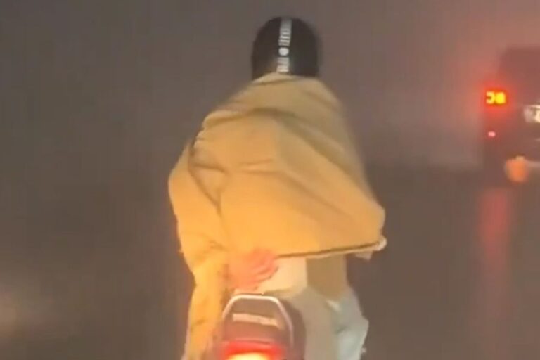 Viral video: ठंड में बच्चे को शॉल से ढक बाइक चला रहा पिता का वीडियो वायरल, भावुक हुए लोग