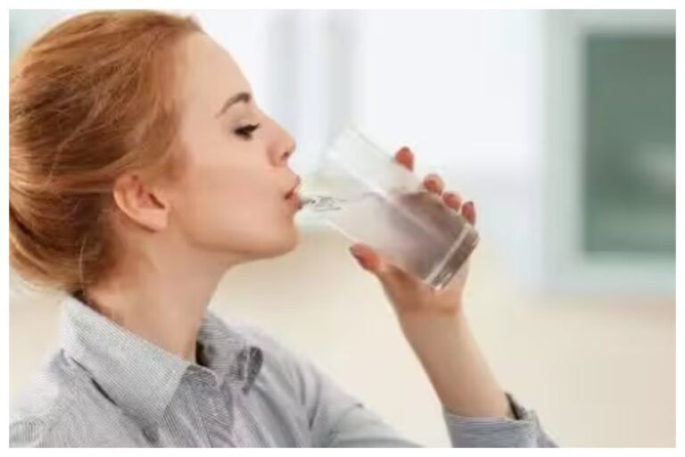 Hot Drinking Water Benefits : सर्दियों में रोजाना गुनगुना या गर्म पानी पीने के हैं अचूक फायदें, जानें यहां