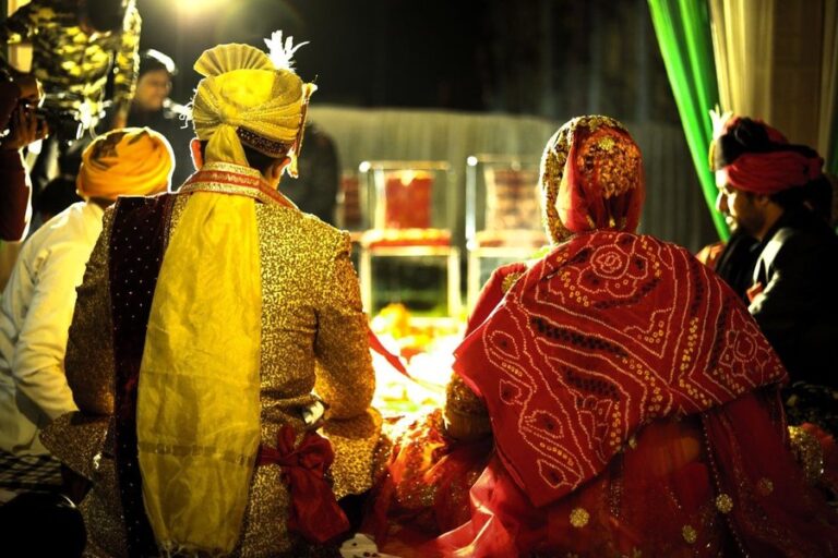 Hindu Marriage: दिन में होती थीं हिंदू शादियां, इस मान्यता के कारण होती है रात में शादी