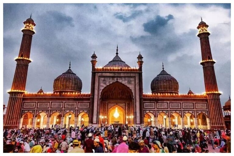 Mosques In Delhi: दिल्ली में हैं ये फेमस मस्जिदें, यहां नमाज पढ़ने के साथ कर सकते हैं दीदार भी