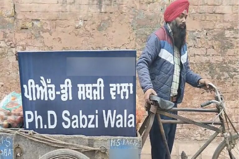 ‘PhD Sabzi Wala…’ 4 मास्टर डिग्री और पीएचडी धारक ये शख्स पंजाब की सड़कों पर बेच रहा सब्जियां, लेकिन क्यों