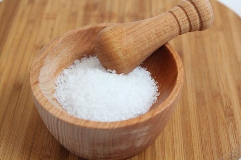 Salt Face Pack: सर्दियों में नमक से बनाएं फेस पैक, मुंहासे और दाग-धब्बों होंगे गायब