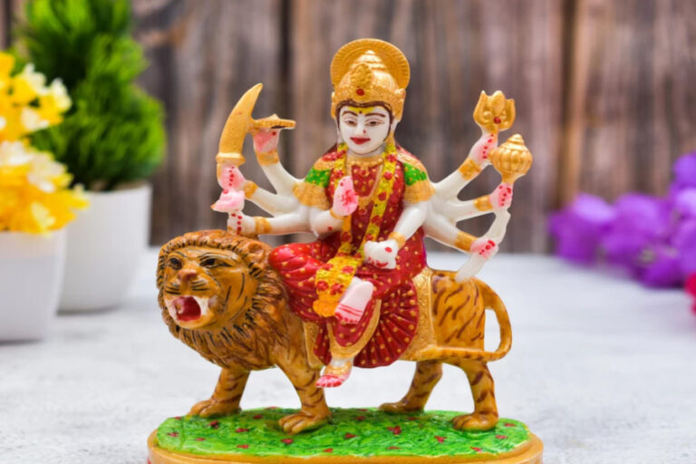 Vastu Gyan: घर के मंदिर में दुर्गा मां के शेर का मुंह खुला होने से रहता है ये खतरा