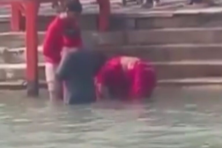 Superstition: हरिद्वार में महिला का अंधविश्वास, गंगा में बच्चे को डुबोकर ठीक करने का दावा