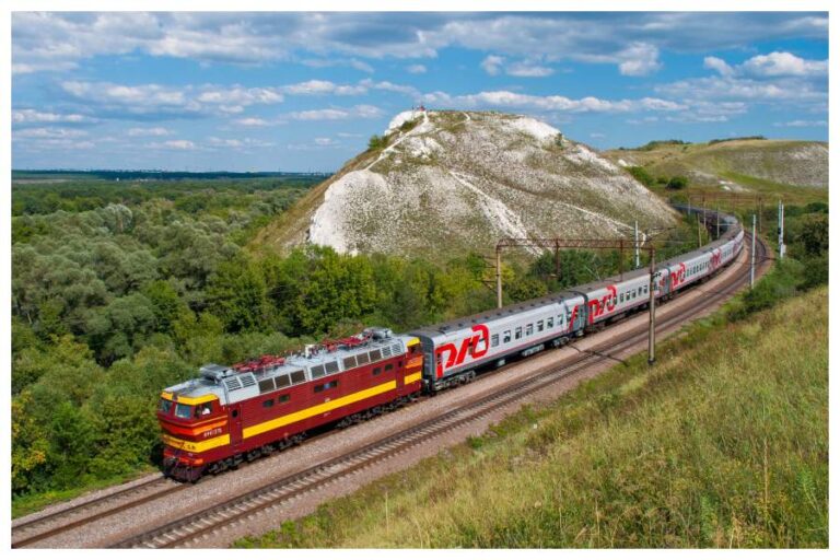 Tour and Travel: क्या आप जानते हैं? एक टिकट पर बदल सकते हैं 8 ट्रेन, रह गए ना दंग! जानें यहां