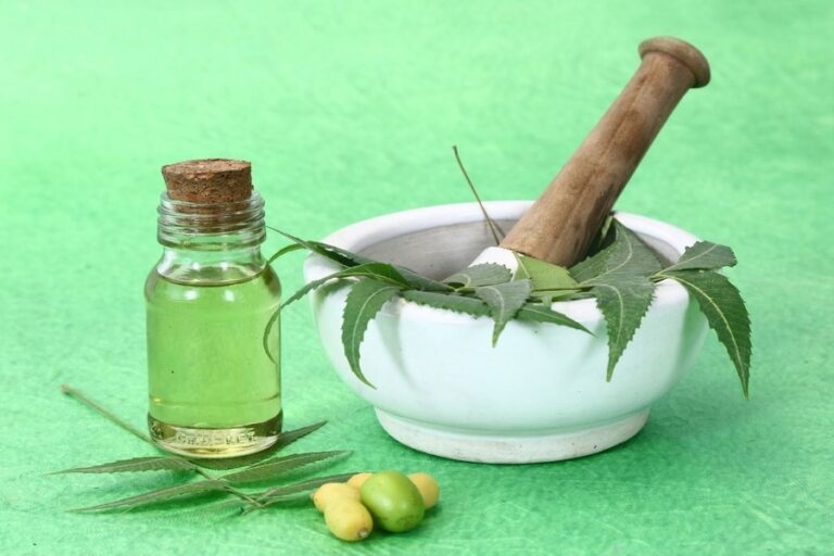Neem oil benefits: नाभि में डालें नीम का तेल, जड़ से खत्म हो जाएंगी झाईयां