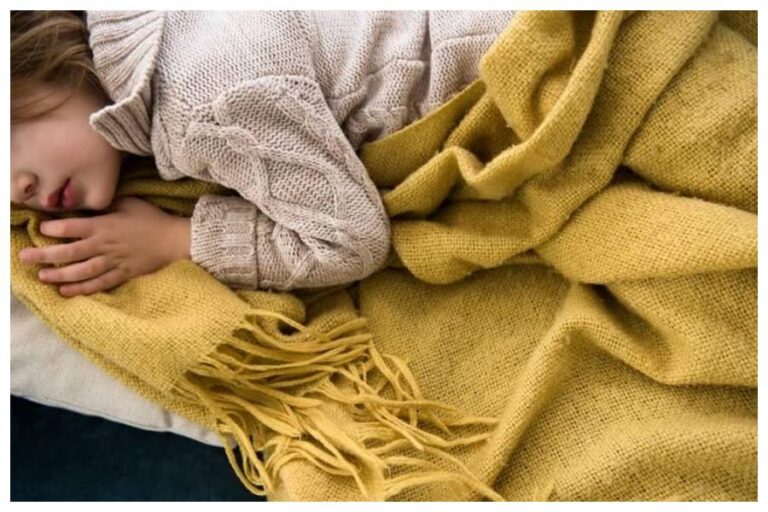 Winter Health Care: रात में स्वेटर पहन कर सोना लाभकारी या नुकसानदेह, जानें फैक्ट