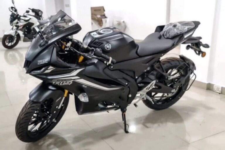 Yamaha R15 V4 का गर्दा उड़ा देना वाला लुक और पॉवरफुल इंजन ने की सबकी बत्ती गुल, जानें कीमत
