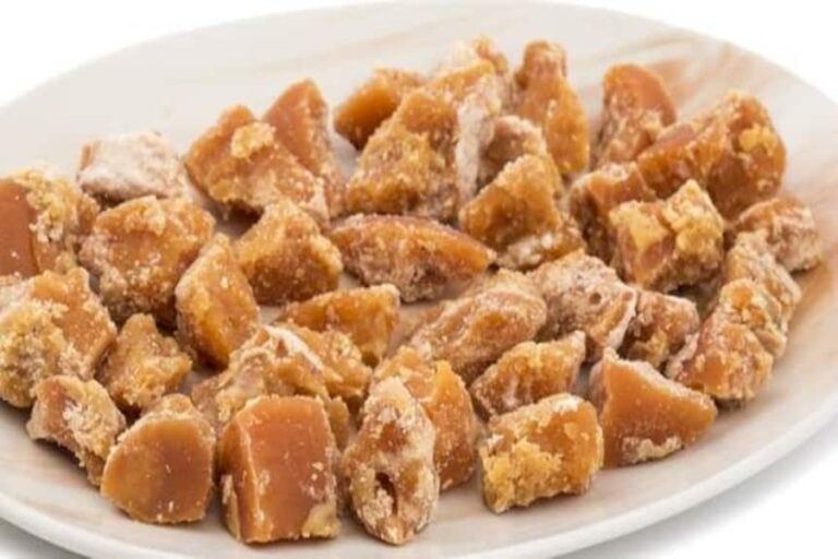 Jaggery Benefits In Winter: सर्दियों में गुड़ खाने के फायदें जानकर आज से ही शुरू कर देंगे खाना