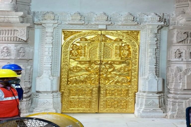 Ram mandir: राम मंदिर में लगे सोने के दरवाजे, नक्काशी देख नहीं हटेंगी नजरें