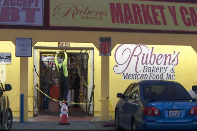 Video: अचानक बेकरी में घुस गए सैकड़ों लोग! लूट ली खाना और नकदी, दुकान को किया तहस-नहस