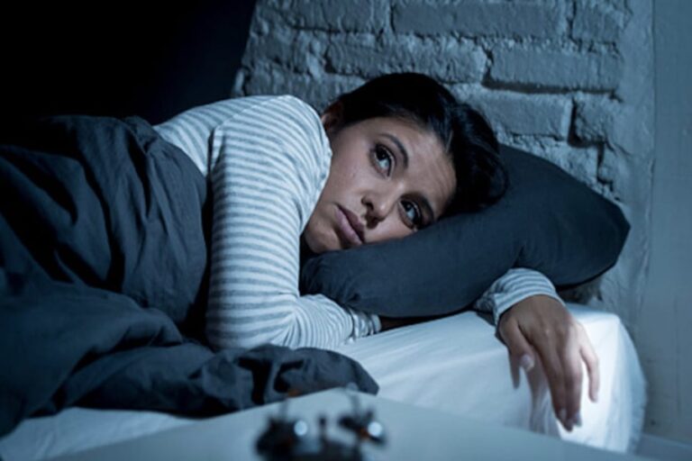 Sleep Trick: रात को नींद पूरी नहीं होती तो अपनाएं ये टिप्स