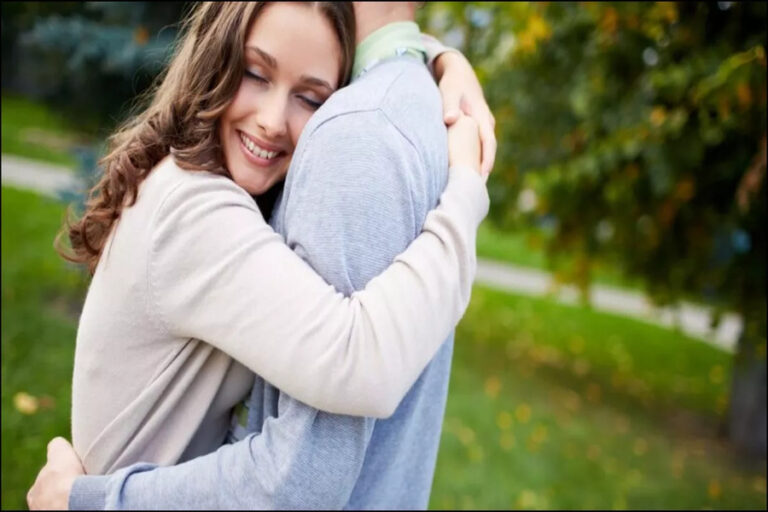 Hug Day: जानिए क्या हैं एक-दूसरे को गले लगाने का वैज्ञानिक कारण …