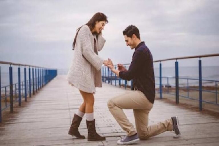 Propose Day: क्या आप जानते हैं कि घुटनों पर बैठकर क्यों किया जाता है प्रपोज…