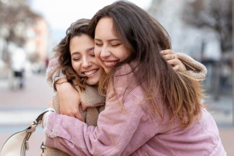 Hug Benefits: गले लगने से रिलीज होते हैं ये तीन हैप्पी हॉर्मोन, हेल्थ को रखते हैं फिट