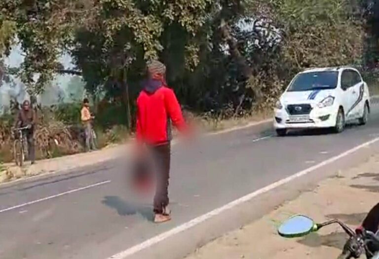 पत्नी का सिर काट पुलिस के पास ले रहा पति का खौफनाक वीडियो वायरल, अवैध संबंध के शक में कर दी हत्या