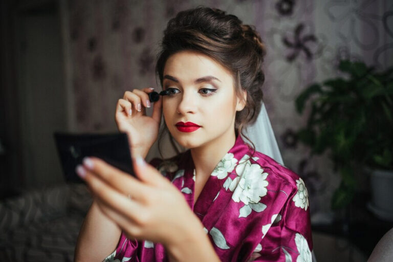 Valentine’s Day Makeup: पार्टनर के साथ नाईट डेट पर जाने के लिए अपनाएं न्यू मेकअप ट्रेड, दिखेंगी आकर्षक