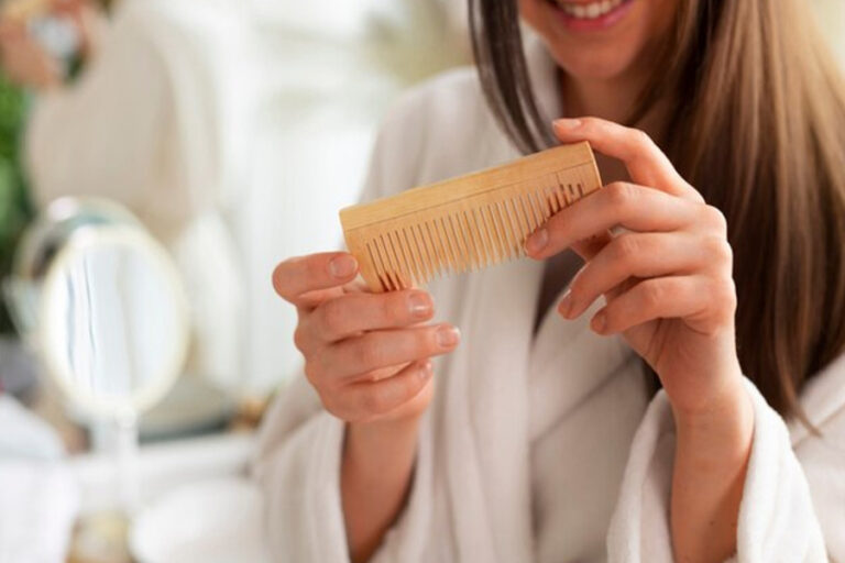 Wooden Comb Benefits: लकड़ी से बने कंघे से झाड़े बाल, बाल टूटना होगा कम