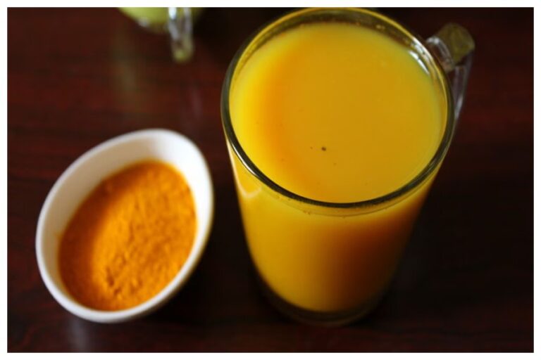 Haldi Ka Pani Peene Ke Faayde : पीते हैं रोजाना हल्दी वाला पानी, तो यहां जानें इस पीने के ये अचूक फायदे