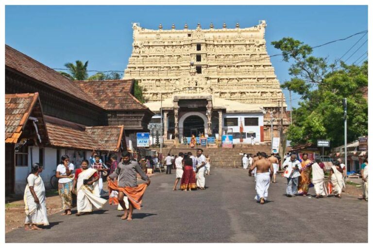Kerala Famous Temples: केरल के इन 7 मंदिरों के सामने पूरी दुनिया की खूबसूरती पड़ी फीकी, जरूर देखें एक बार