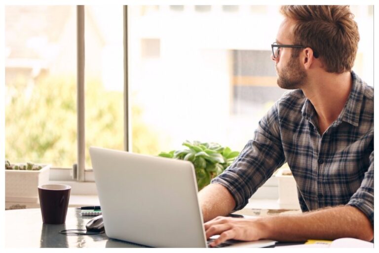 Office Working Tips: वर्कप्लेस पर फिट रहने के लिए अपनाएं ये आसान टिप्स