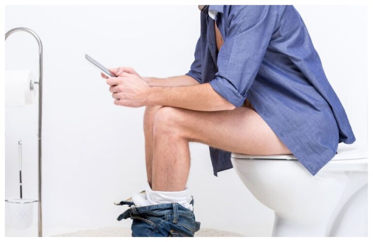 Mobile Addiction: टॉयलेट में अगर आपको भी है फोन चलाने की आदत, तो होंगे ये नुकसान